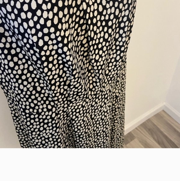 Loft Sleevless, polka dot satin, mini with pockets!! - Picture 5 of 9
